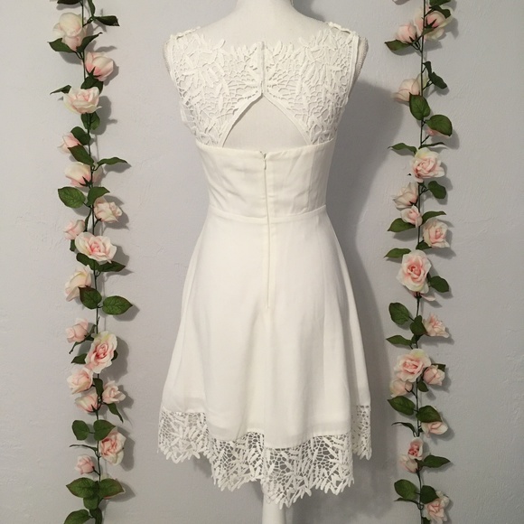 NWOT Stunning White Lace Dress - Picture 2 of 8